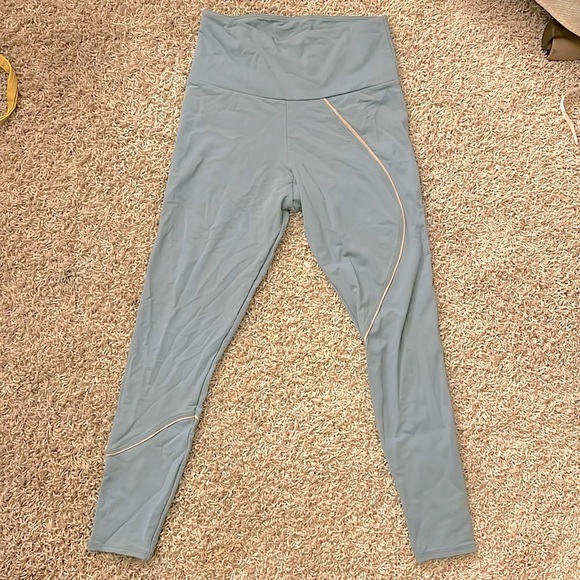 ONZIE Workout Set - Picture 3 of 10